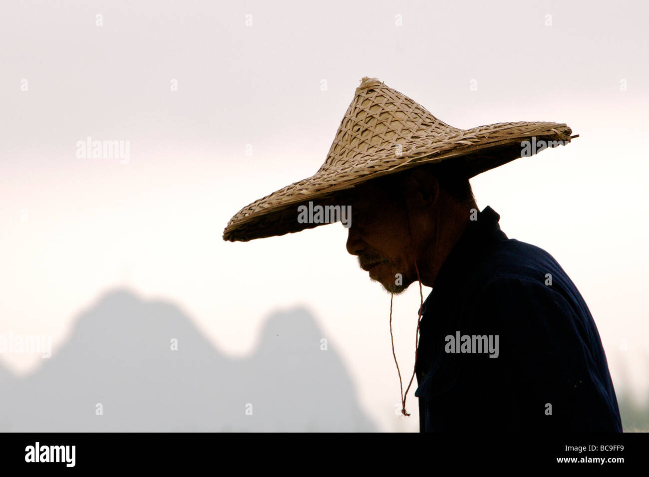 Silhouette Umriss Landwirt konische Hut Fuli in der Nähe von Yangshuo Guangxi China Stockfoto