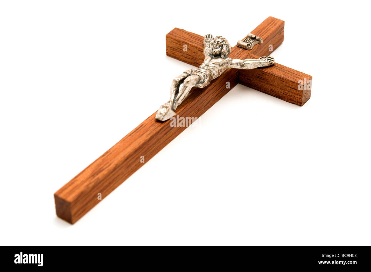 Holzkreuz auf weißem Hintergrund Stockfoto