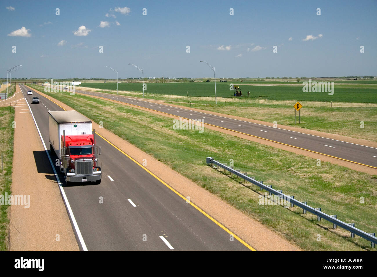 Fernverkehrs-Lkw auf der Interstate 70 in Russell County Kansas USA reisen Stockfoto