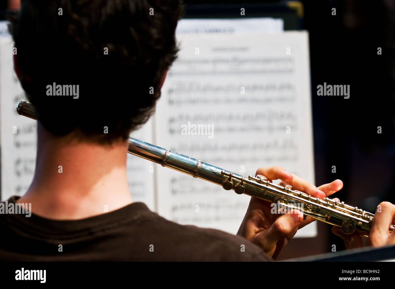 Ein Schüler, der Flöte spielt. Stockfoto