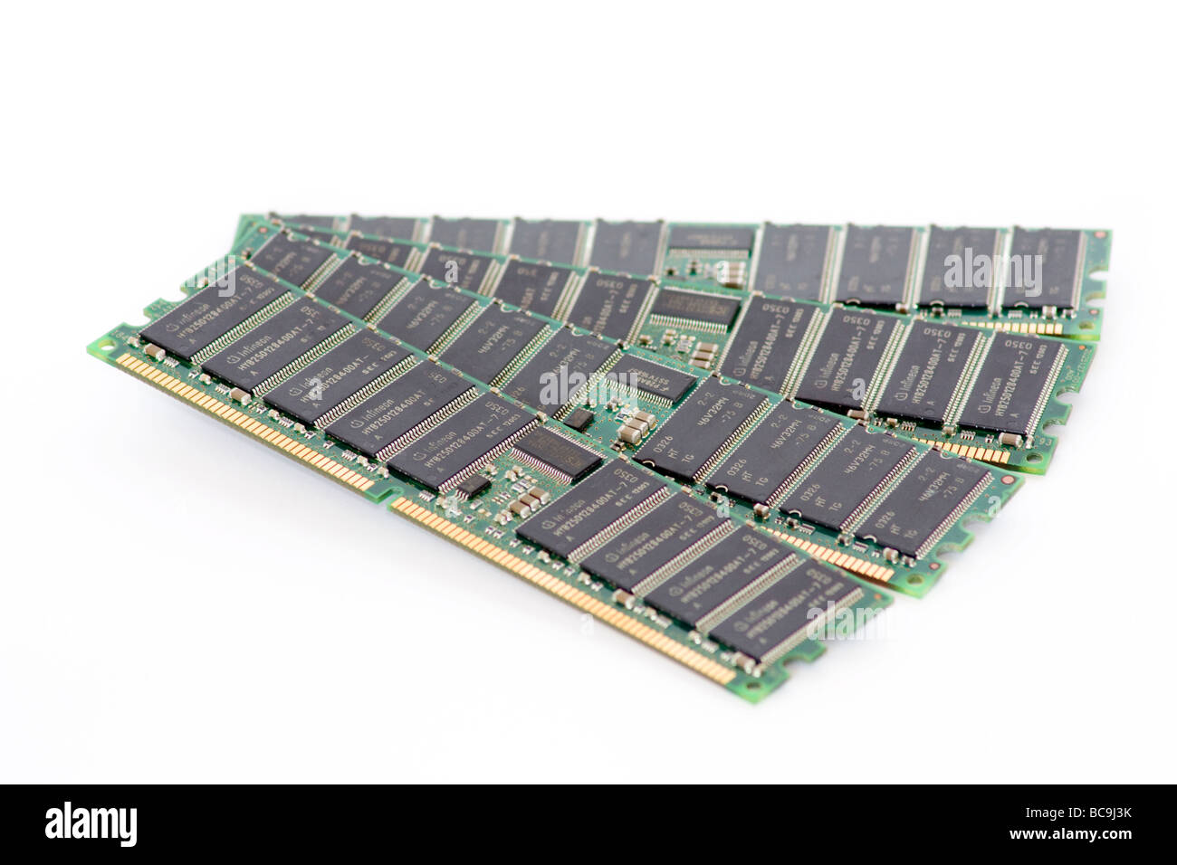 4 Stöcke DDR2 RAM angezeigt bei einem Lüfter auf weißem Hintergrund Stockfoto