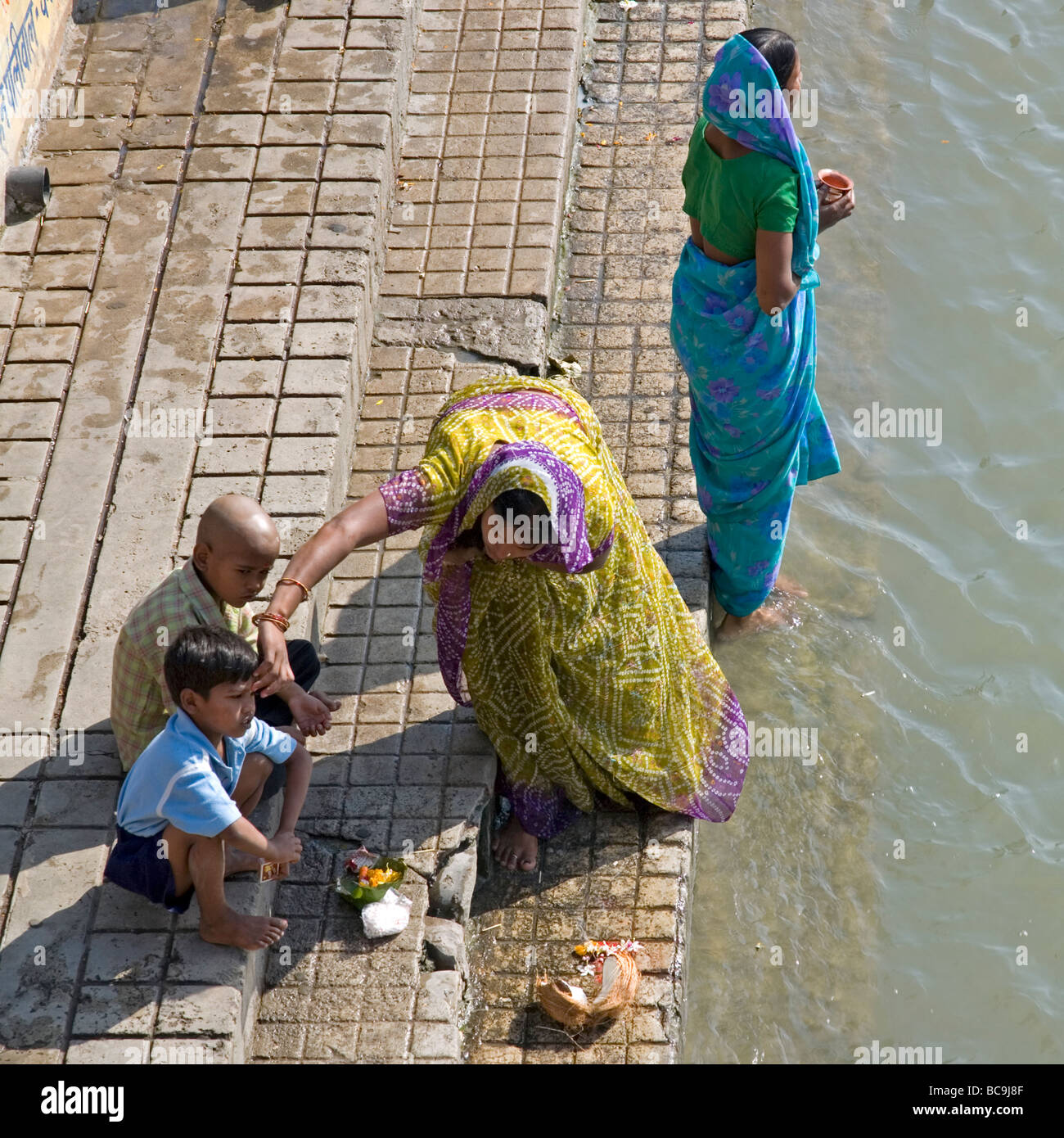 Die Mutter ihrem Sohn eine Tikka gesetzt. Ganges-Fluss. Haridwar. Indien Stockfoto