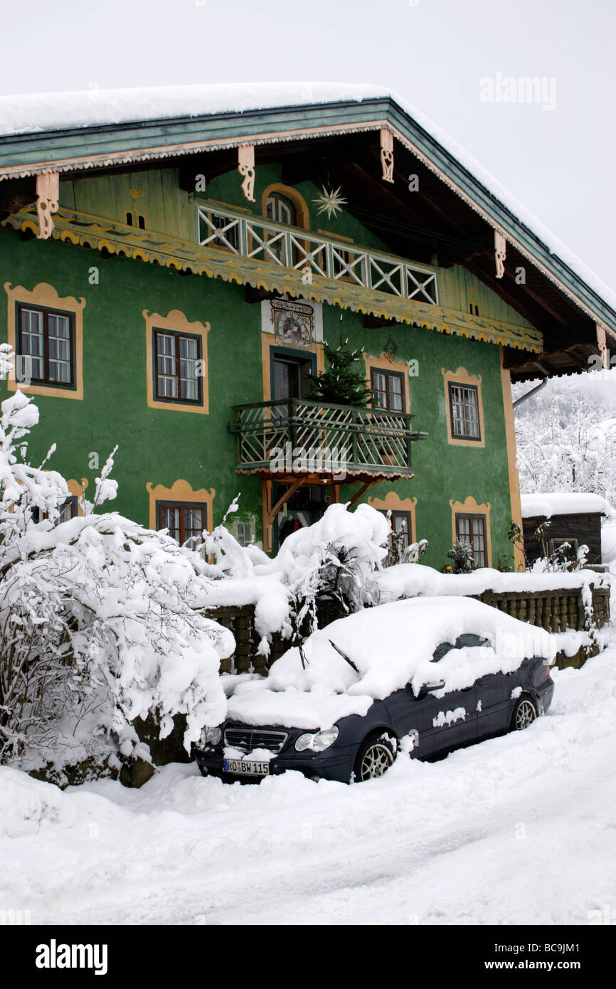 Bayerischer Hof Haus und Auto in Bayern Schnee bedeckt Stockfoto