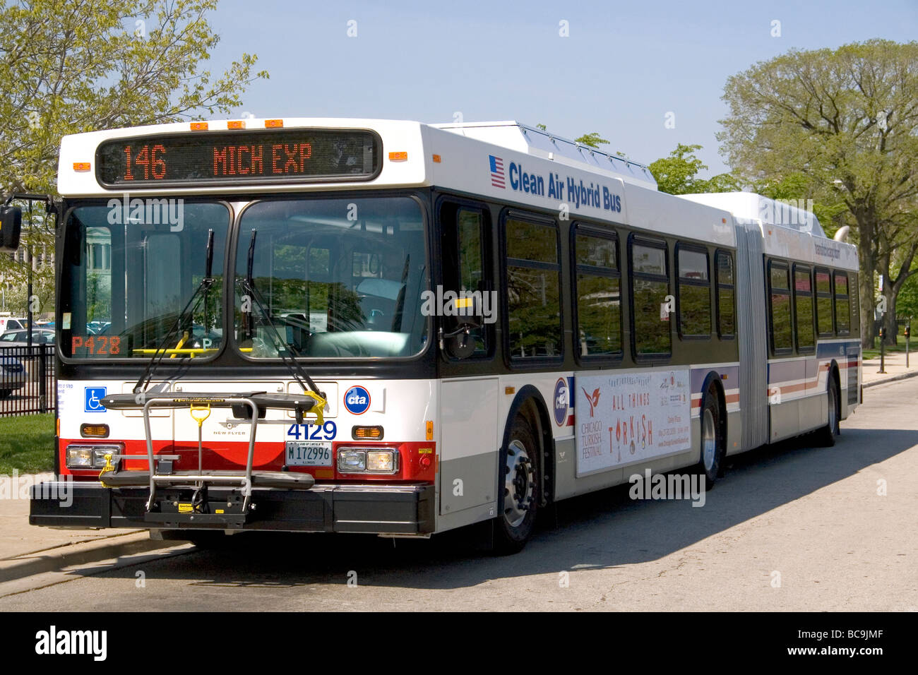 Diesel-Elektro-Hybrid-öffentliche Stadtbus in Chicago Illinois USA Stockfoto