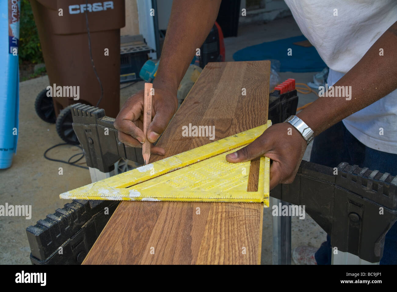 Afrikanische Amerikaner Maßnahmen Holz Laminat für home Bodenbelag Herr © Myrleen Pearson Stockfoto