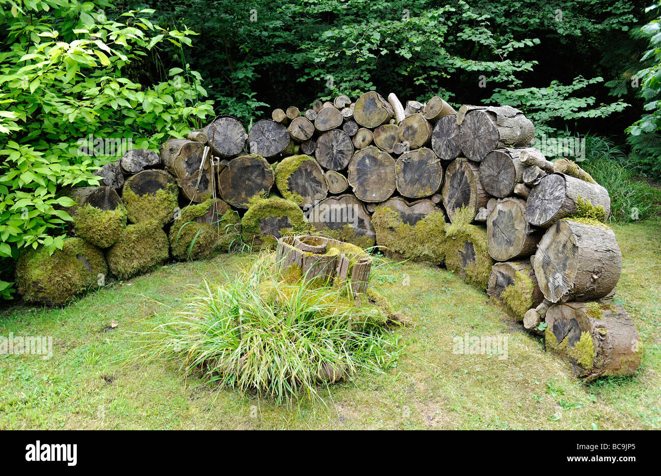 Protokoll-Stapel im englischen Garten in Somerset, Großbritannien Stockfoto