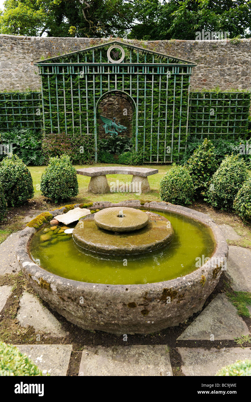 Spalier mit Box Hecken und Wasserspiel in einen englischen Garten in Somerset, Großbritannien Stockfoto
