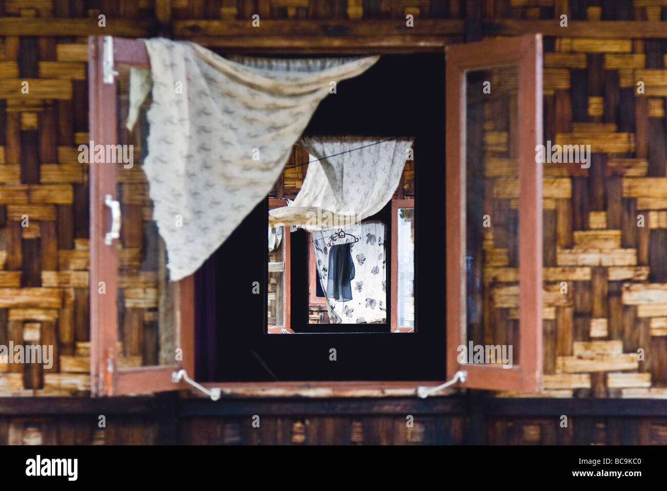 Blick durch die offenen Fenster und Vorhänge aus einer Bambushütte Stockfoto