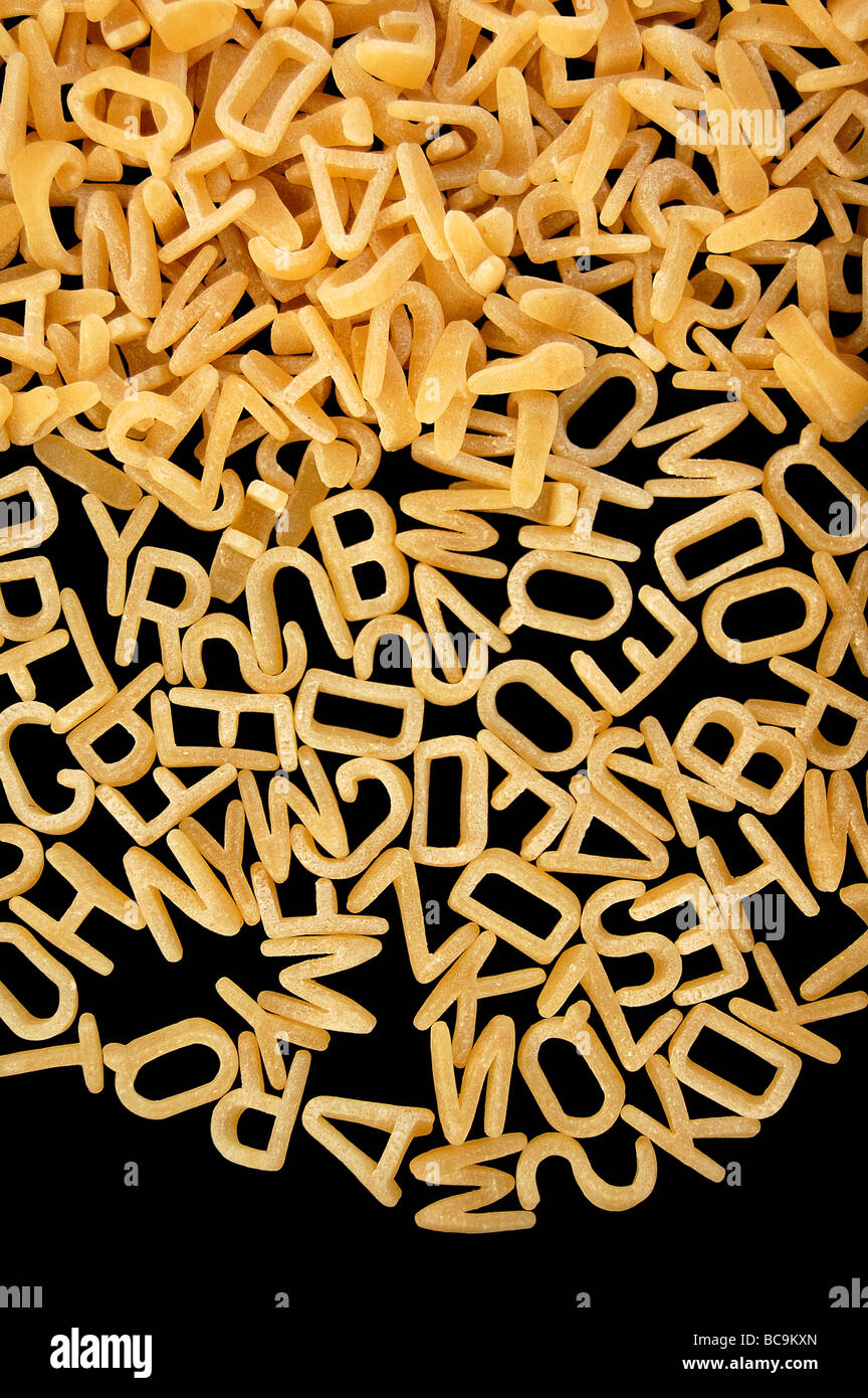 Alphabet Buchstaben Suppennudeln. Kinder essen Hintergrund. Stockfoto