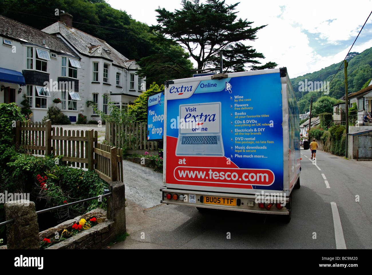 ein Tesco Lieferwagen vor einem Haus in Polperro, Cornwall, uk Stockfoto