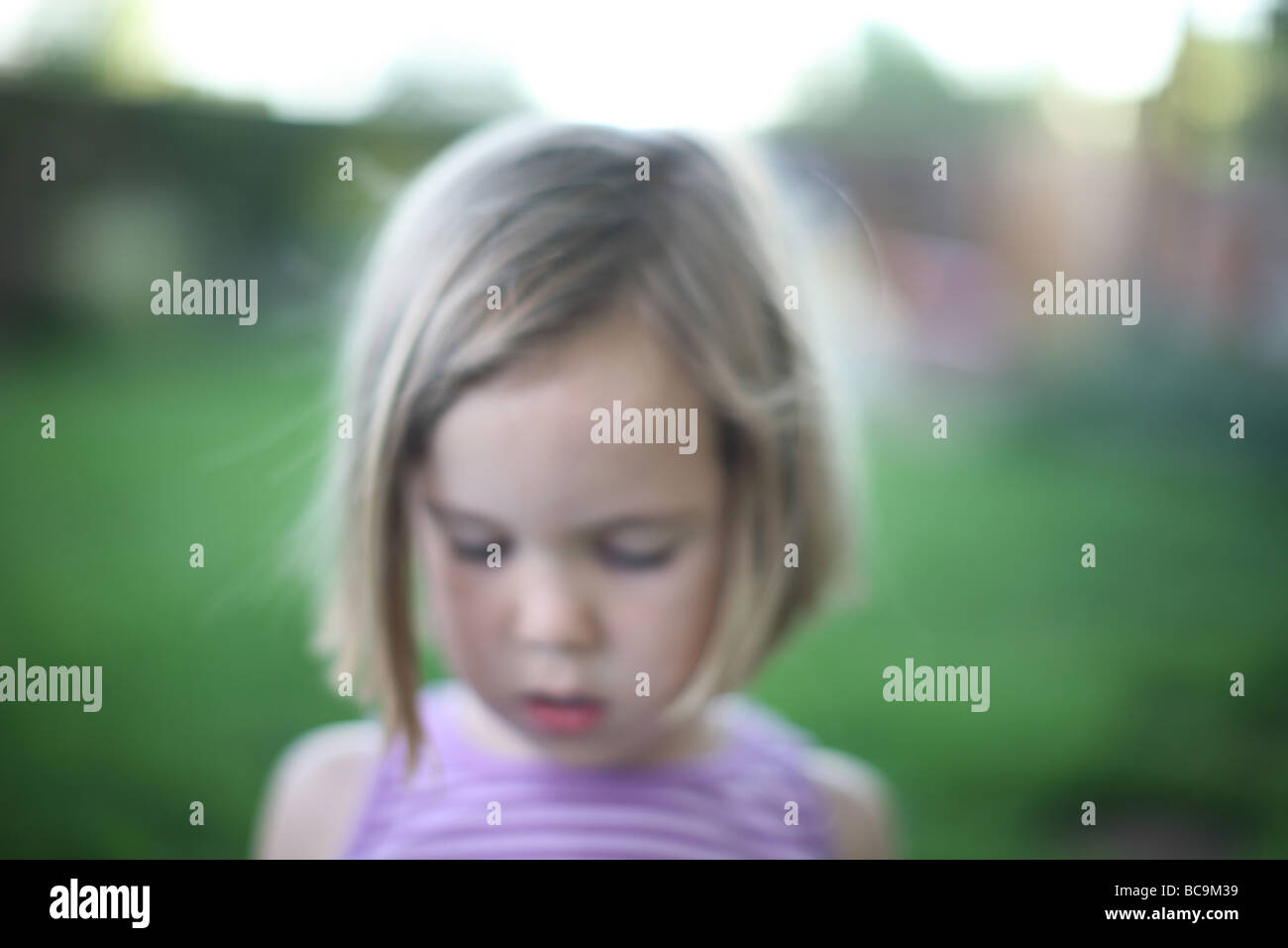 Verschwommene Sicht von jungen Mädchen im freien Stockfoto