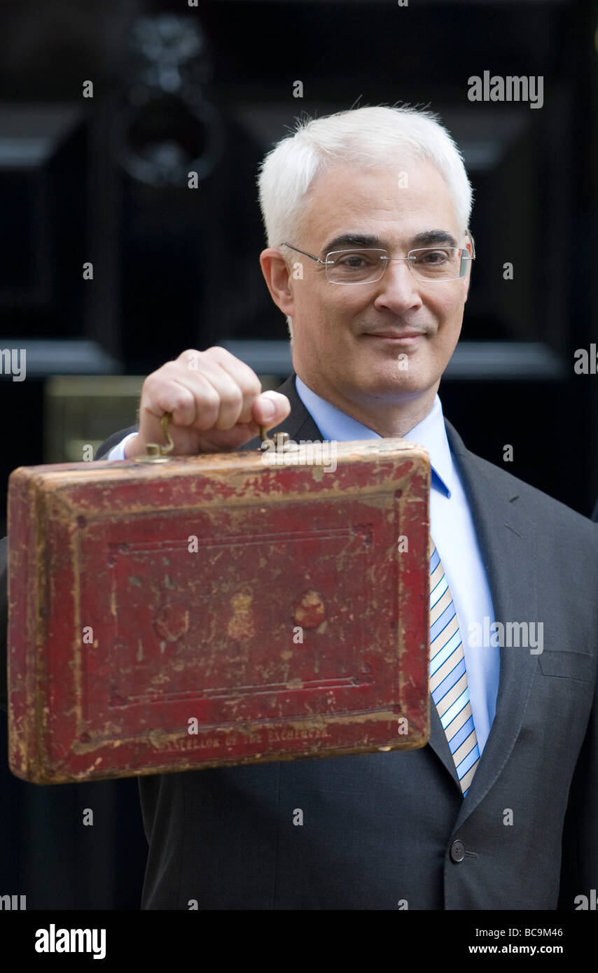 Kanzler Alistair Darling vor den Toren von 11 Downing Street hält die Budget-Box Stockfoto