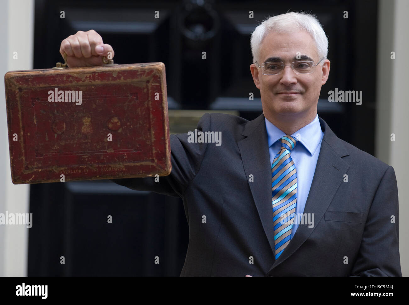 Kanzler Alistair Darling vor den Toren von 11 Downing Street hält die Budget-Box Stockfoto