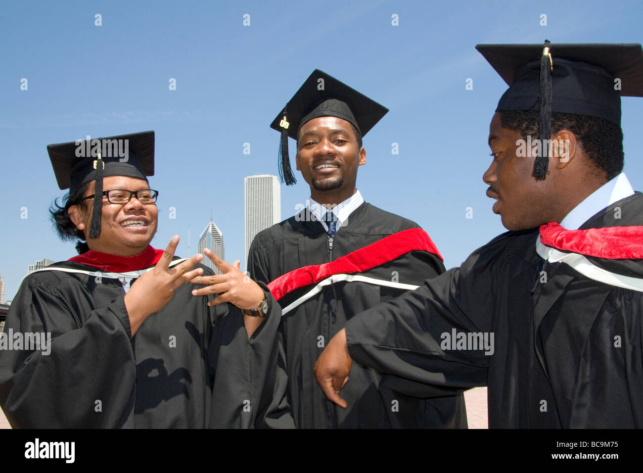 Multi-ethnischen College-Absolventen feiern den Anlass im Grant Park Chicago Illinois USA Stockfoto