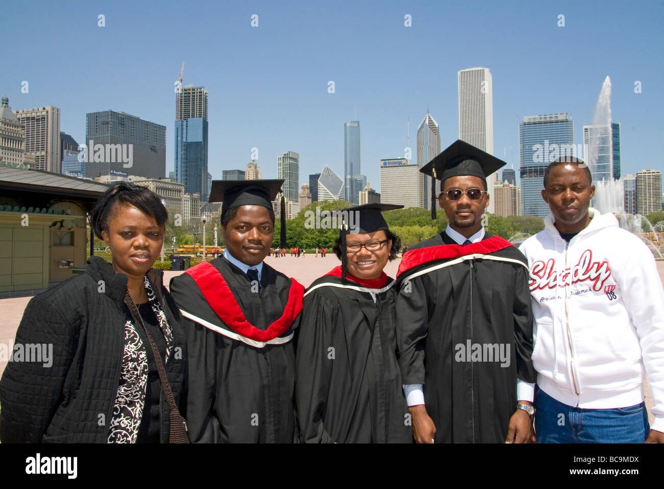 Multi-ethnischen College-Absolventen feiern den Anlass im Grant Park Chicago Illinois USA Stockfoto