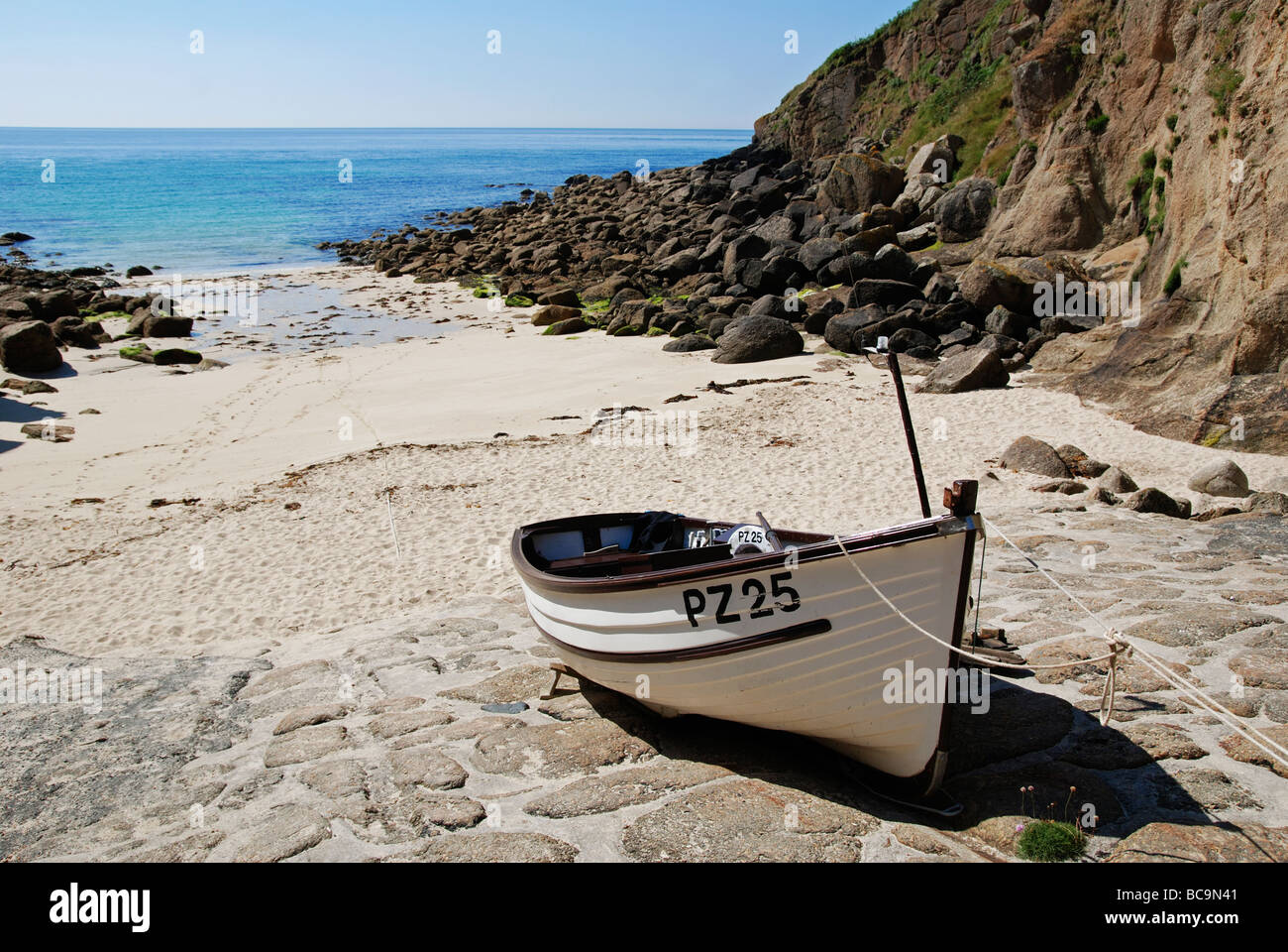 die kleine Bucht von Porthgwarra in Cornwall, Großbritannien Stockfoto