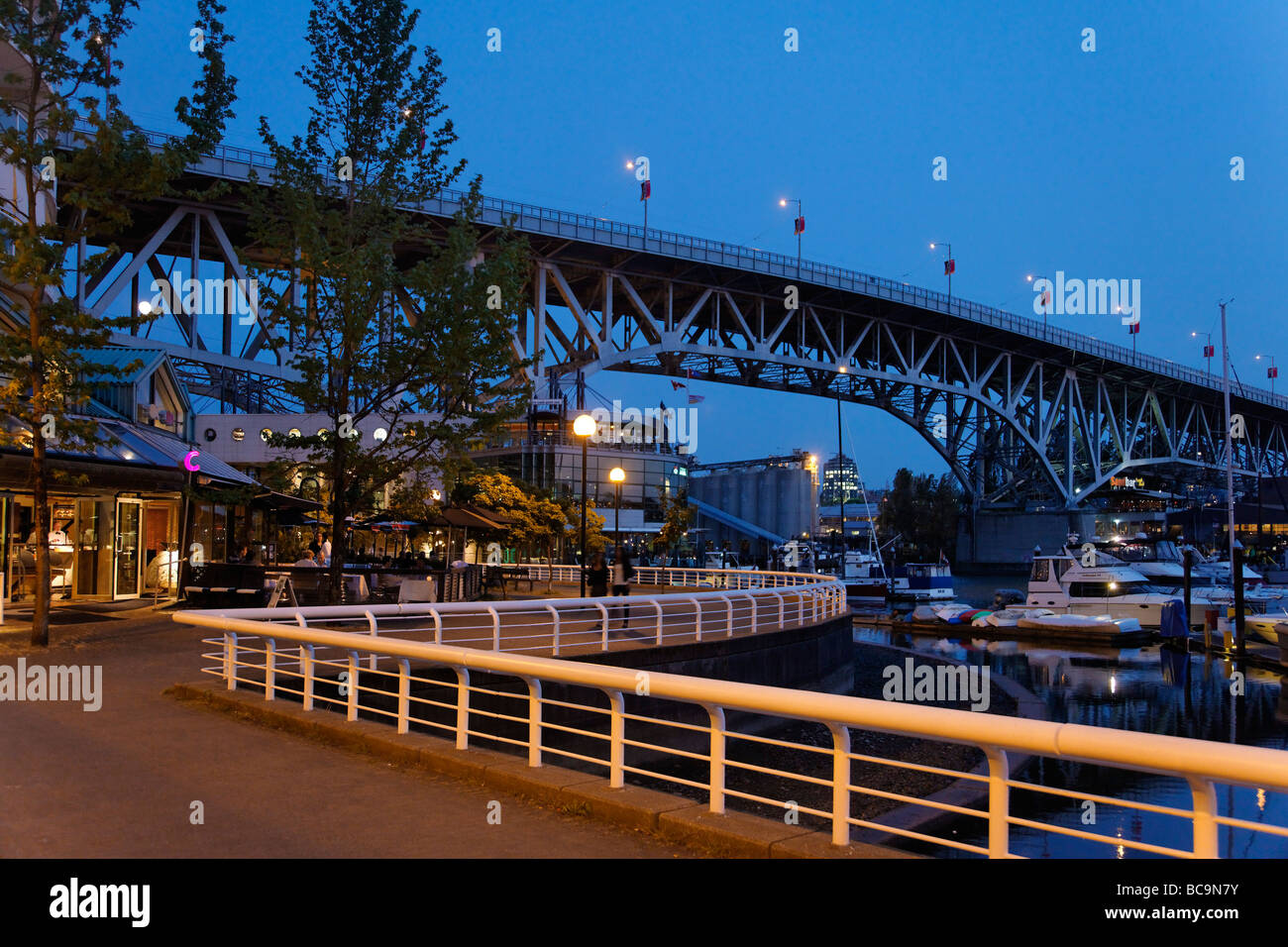 Promande und kleine Marina am False Creek in der Dämmerung Granville Bridge Vancouver Kanada Nordamerika Stockfoto