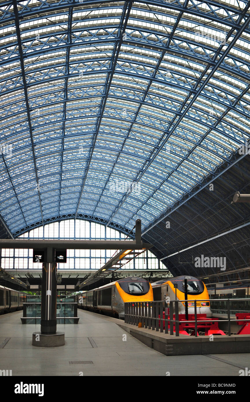 Eurostar-Züge an St. Pancras Station, London, England Stockfoto