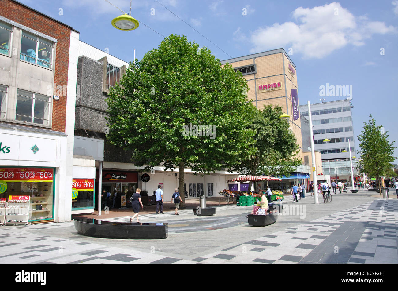 Pedestrianised Hautpstraße, Slough, Berkshire, England, Vereinigtes Königreich Stockfoto