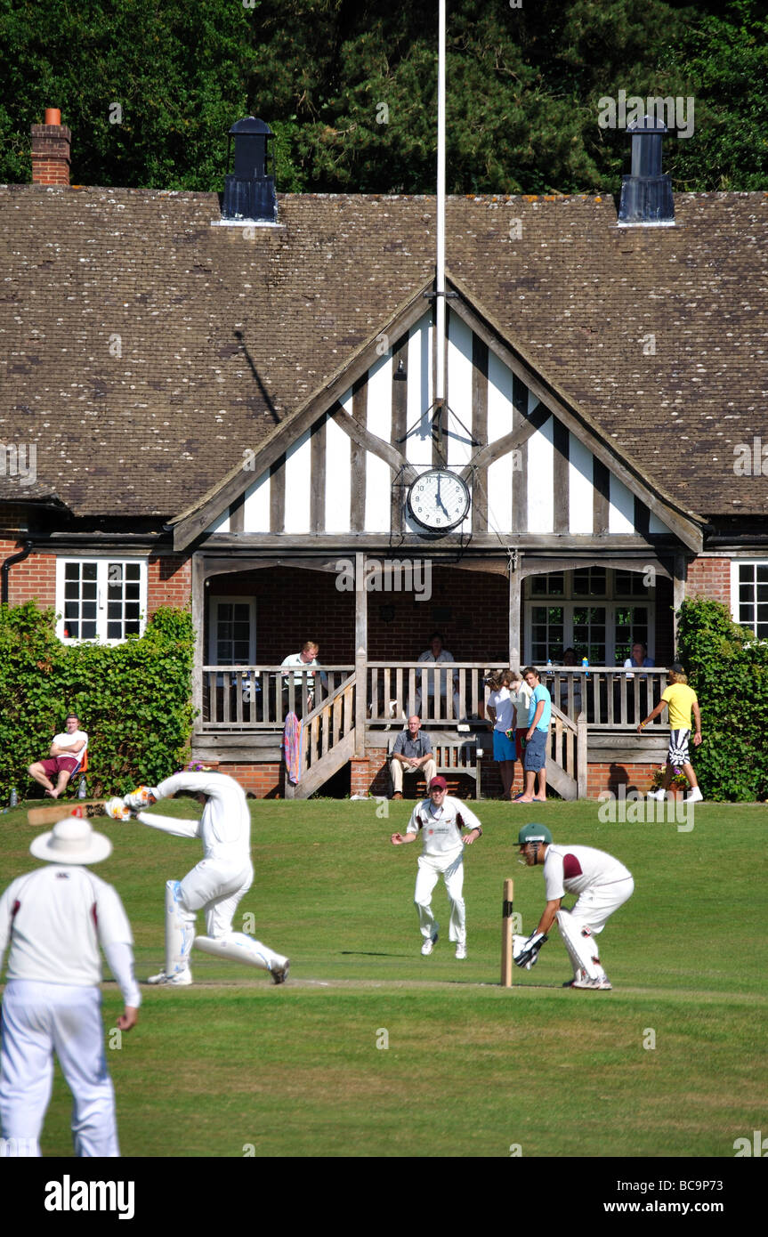 Cricket-Spiel im Brook Cricket Club, Brook Road, Brook, Surrey, England, Vereinigtes Königreich Stockfoto