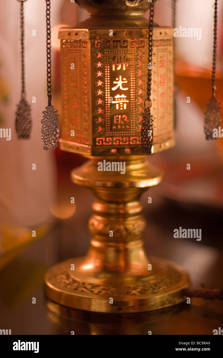 Metall-Lampe mit chinesischen Text in buddhistische Tempel Stockfoto