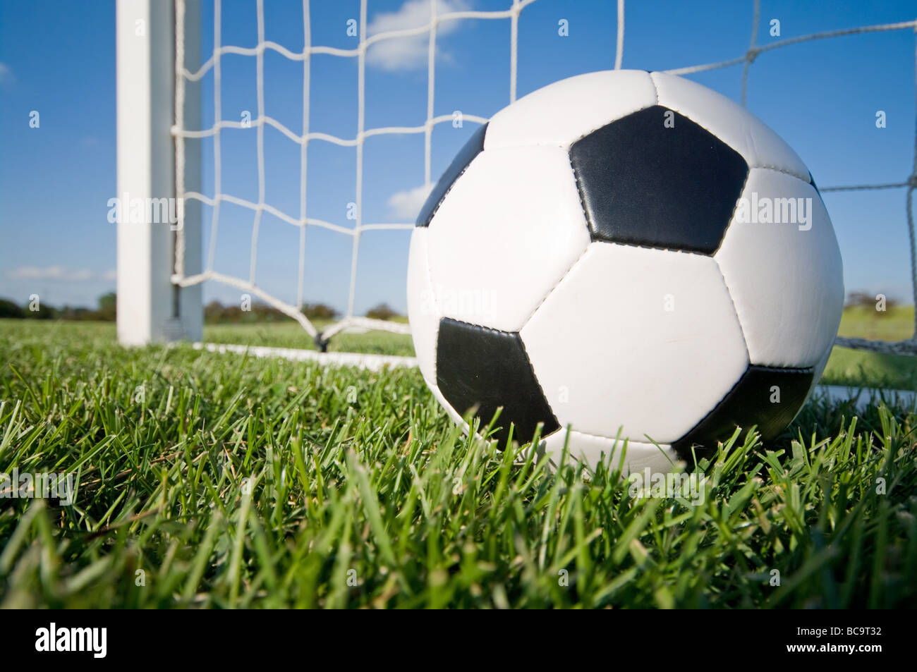 Nahaufnahme des Fußballs in Ziel netto Stockfoto