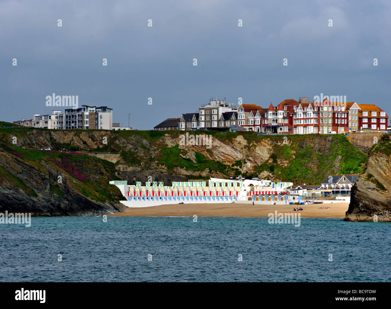 NEWQUAY, CORNWALL, Großbritannien - 10. JUNI 2009: Blick auf Tolcarne Beach und Lusty Glaze Beach bei Abendsonne Stockfoto