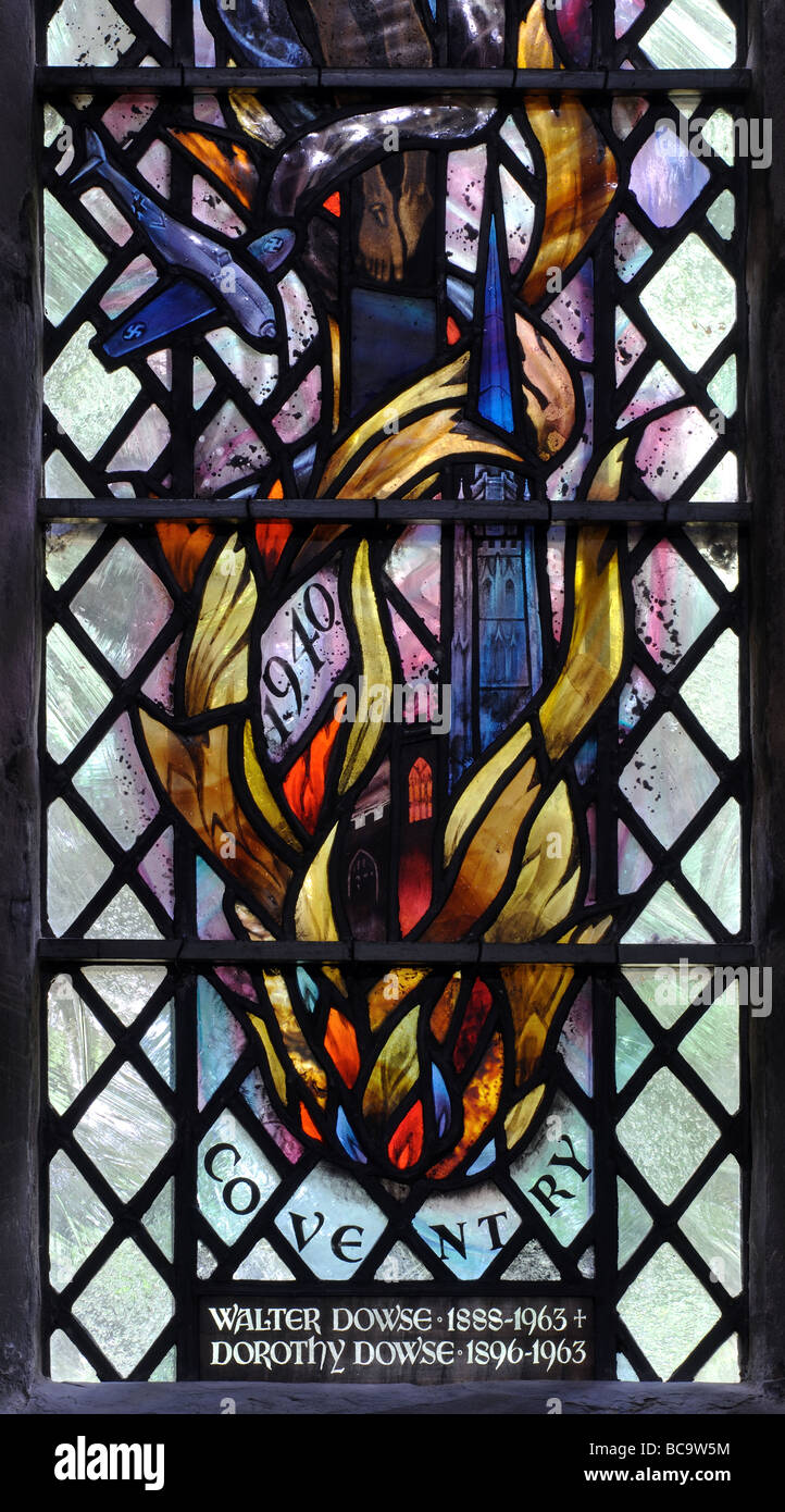 Glasmalerei von Coventry Blitz in Hampton-in-Arden Kirche, West Midlands, England, UK Stockfoto
