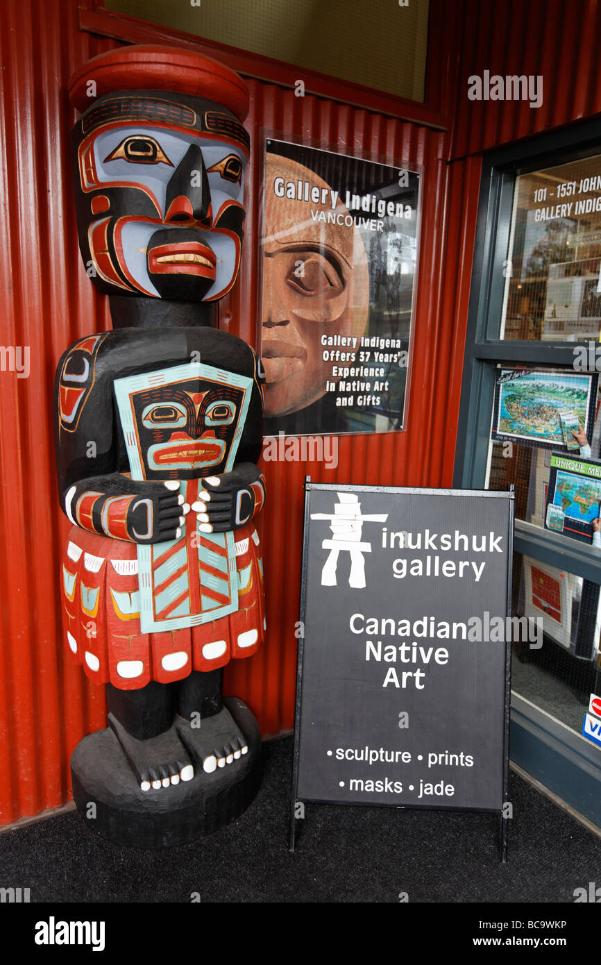 Inukshuk Gallery Canadian native Art Totempfahl Granville Island Vancouver City Kanada Nordamerika Stockfoto