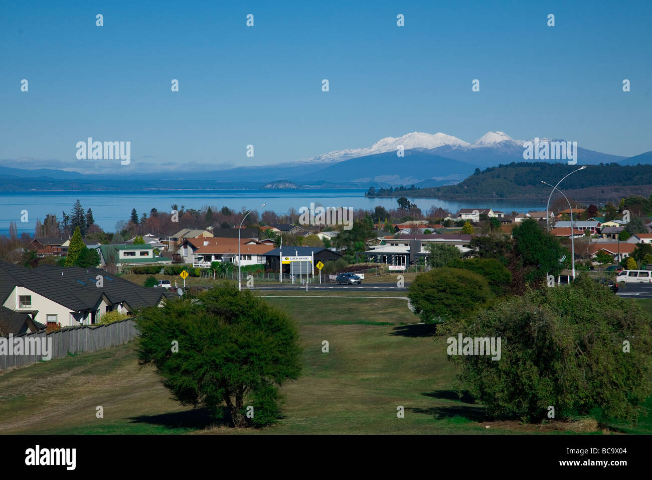 Taupo, Neuseeland mit Mount Ruapehu im Hintergrund Stockfoto