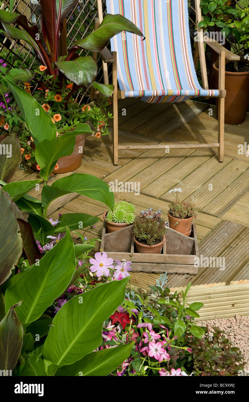 Liegestuhl Holz Terrassendielen im Garten Stockfoto