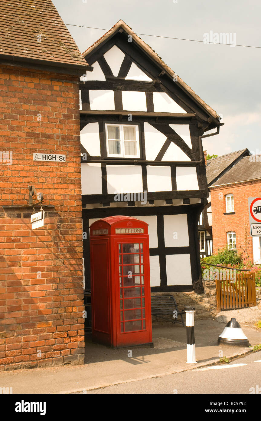 Rote Telefonzelle in mittelalterliche Dorf Stockfoto