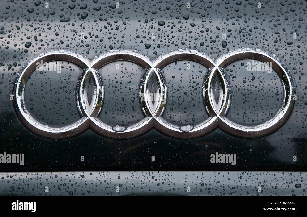 Audi-Symbol auf der Fahrzeugfront im Regen. Stockfoto
