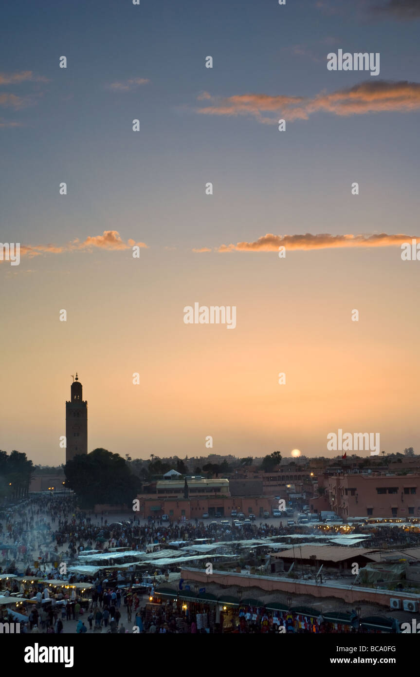 Die Sonne geht über Jemaa el Fna in Marrakesch mit der Koutoubia-Moschee auf die skyline Stockfoto