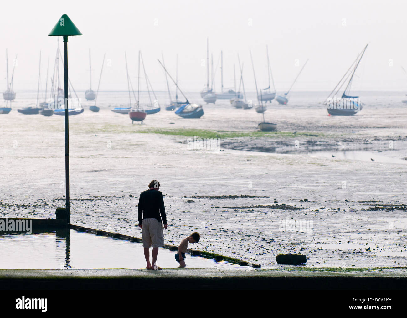Vater und Sohn im Planschbecken am Leigh on Sea in Essex. Stockfoto