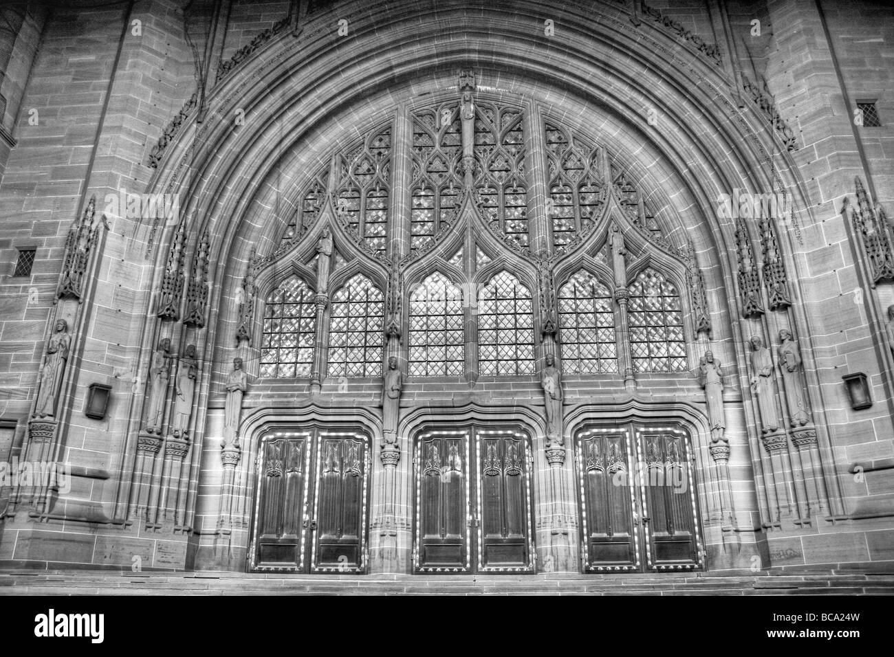HDR für eine gotische Türe von der Anglican Cathedral, Liverpool, Merseyside, UK Stockfoto