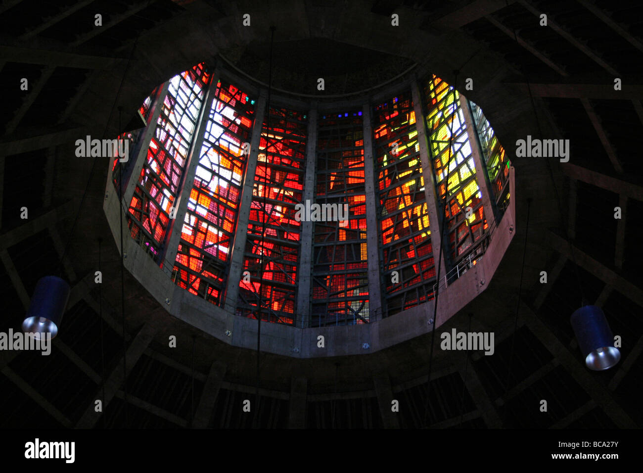 Glasmalerei In der Turmspitze des Liverpool Metropolitan Cathedral of Christ the King, Merseyside, UK Stockfoto