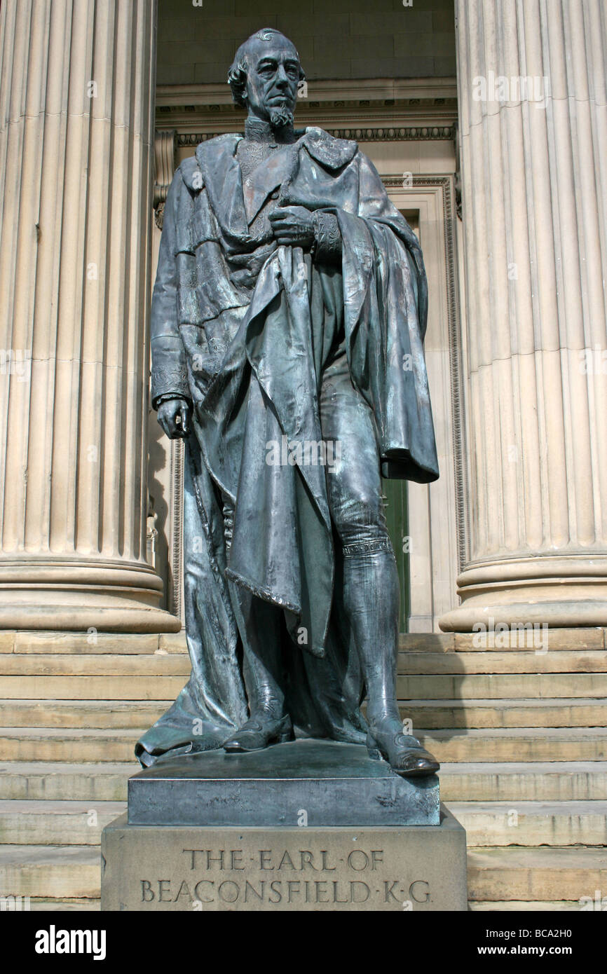 Statue von Benjamin Disraeli vor korinthischen Säulen an Str. Georges Hall, Liverpool, Merseyside, UK Stockfoto