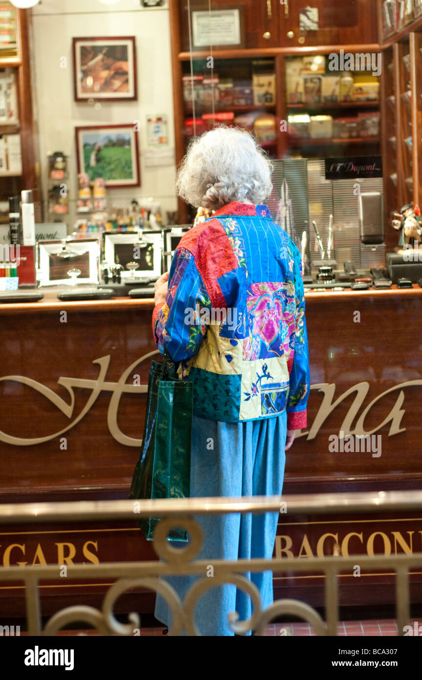 Ältere Menschen modisch gekleidet Frau Schaufensterbummel in Strand Arcade, Sydney, NSW, Australien Stockfoto