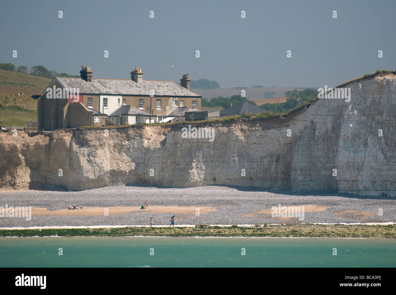 Alte Fischerhäuser auf der Klippe bei Birling Gap, East Sussex, England. Stockfoto