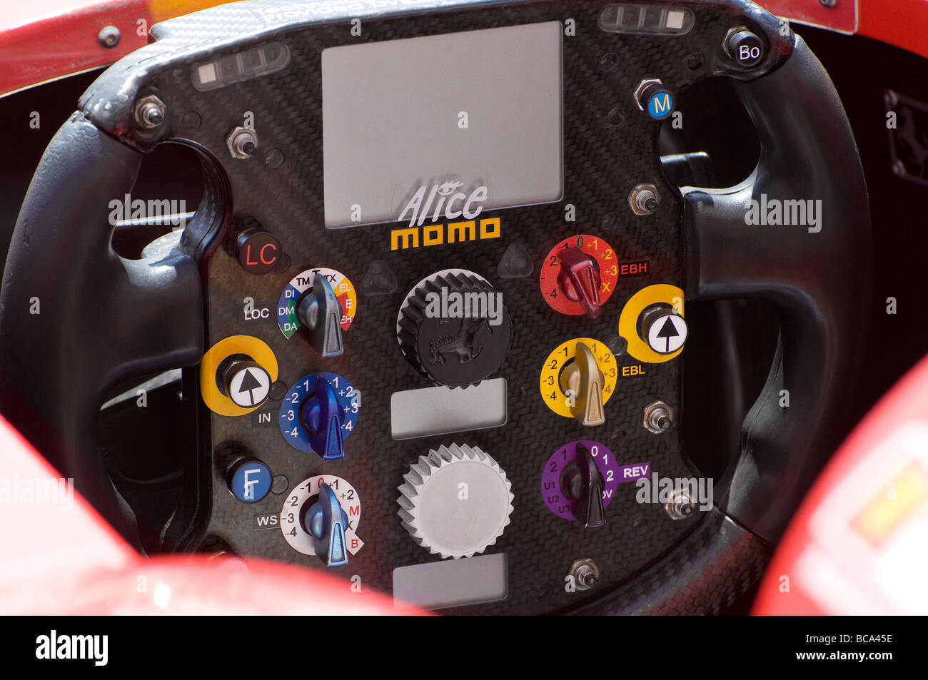 Lenkrad der Formel einen roten Ferrari-Rennwagen Stockfoto