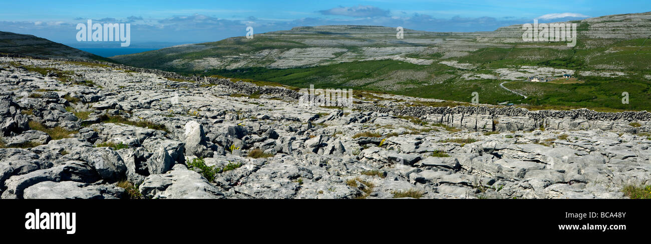 Einen Panoramablick auf den Burren im County Clare mit Blick auf Gleninagh Berg Stockfoto