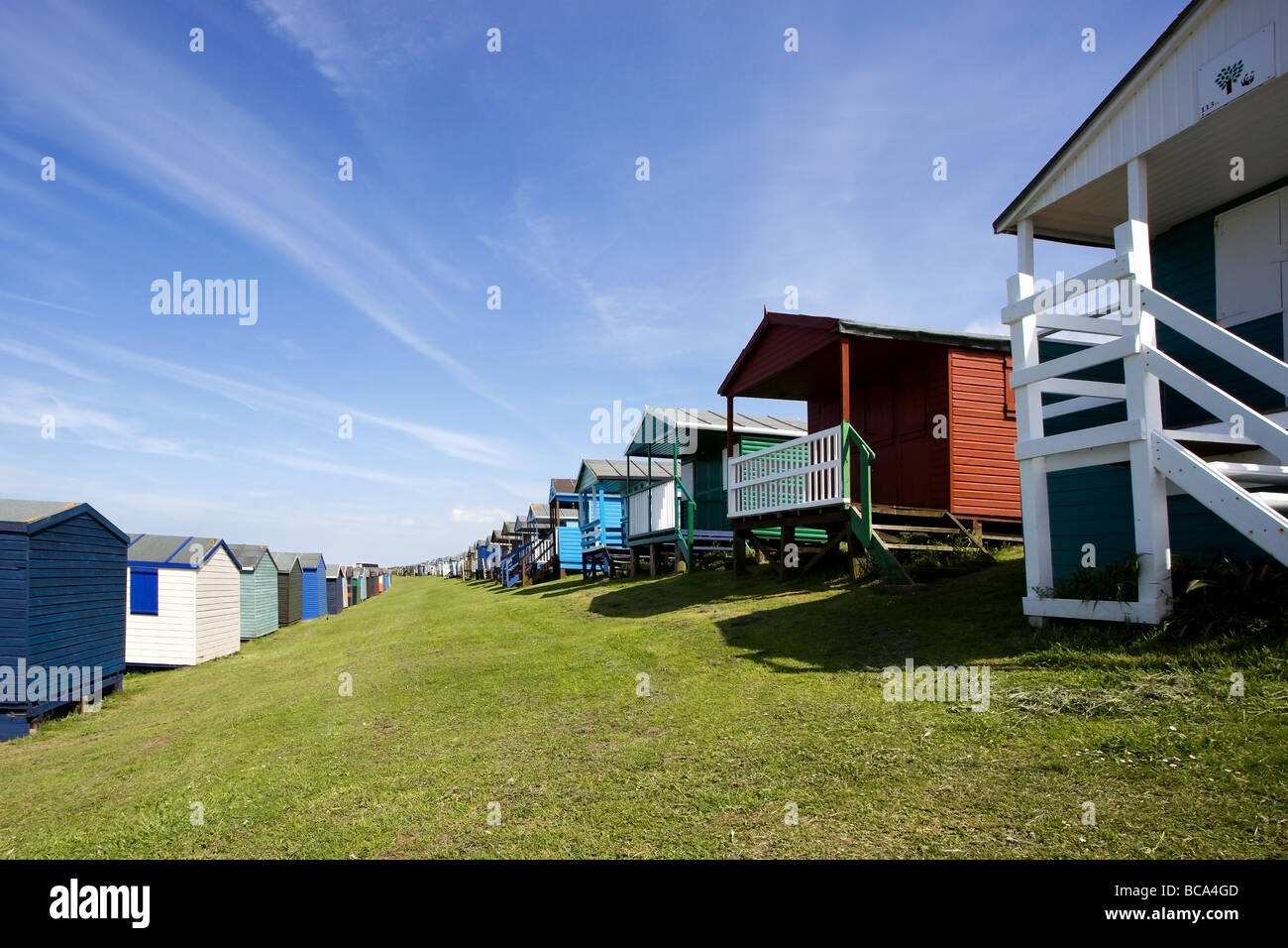 Strandhütten auf der Piste Tankerton Stockfoto