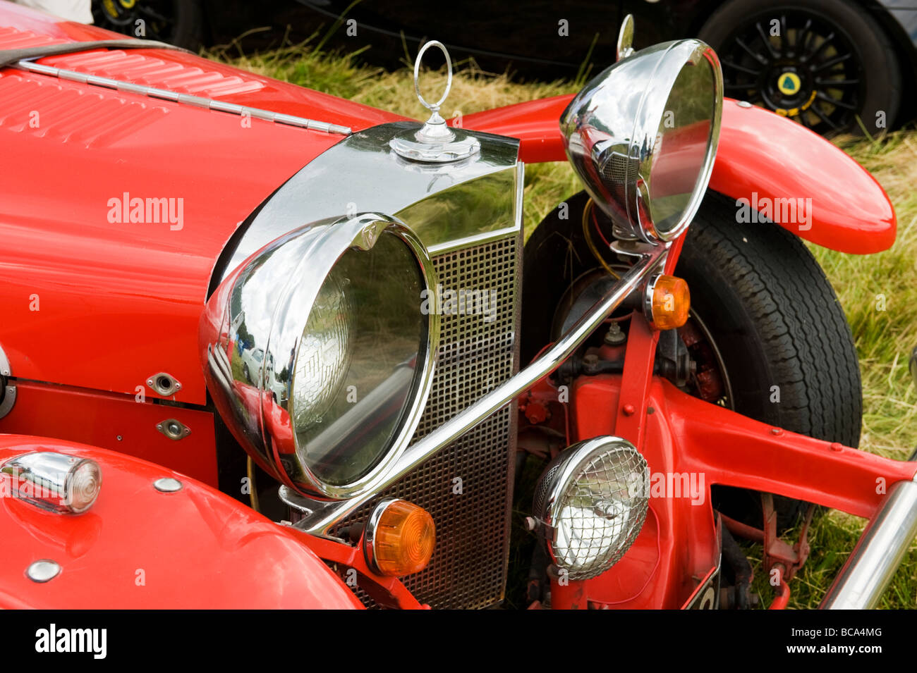 Chrom poliert-Scheinwerfer und Kühlergrill grill eines Excalibur-Boliden eine Ausstellung bei Hedsor Classic-Auto-Show in Buckinghamshire UK Stockfoto