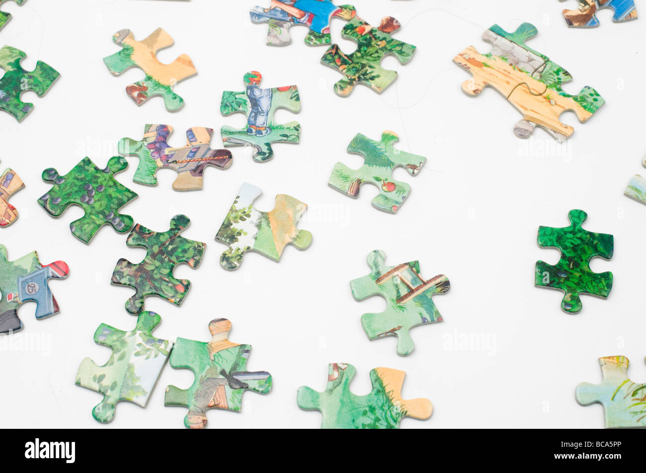 Ausschnitt der Puzzlestücke auf weißem Hintergrund Stockfoto