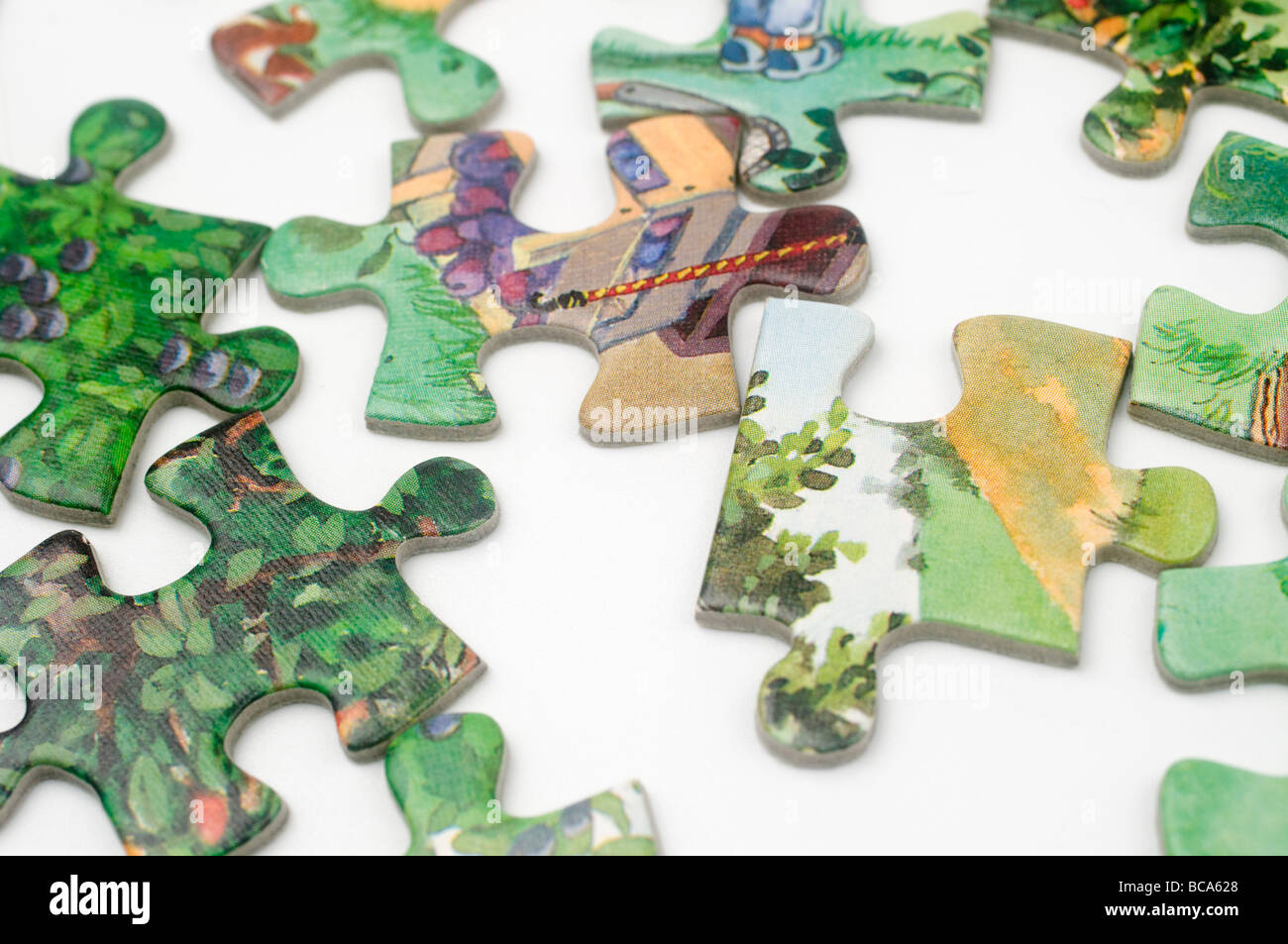Ausschnitt der Puzzlestücke auf weißem Hintergrund Stockfoto