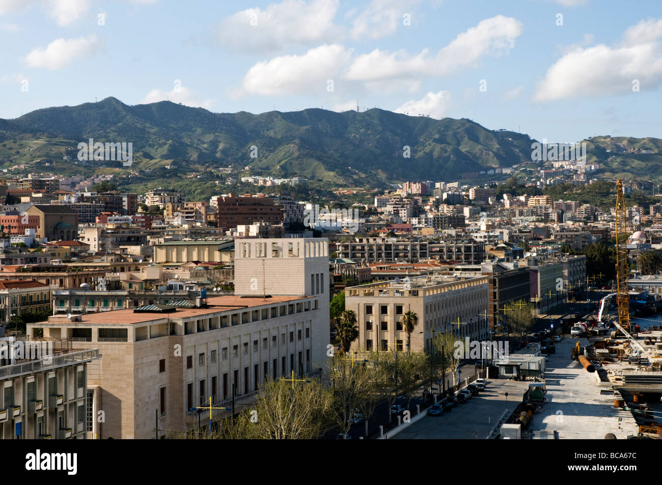 Ein Blick über die Stadt in Richtung der Peloritan Berge, Messina, Sizilien Stockfoto