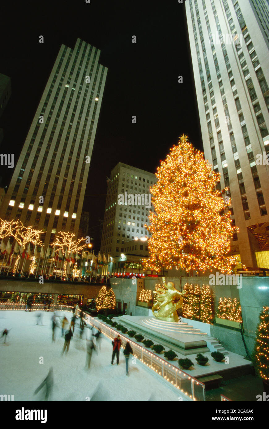 Rockefeller Center bei Nacht mit Weihnachtsschmuck, Eis Menschen Tellspiele in den Vordergrund, New York City, USA Stockfoto