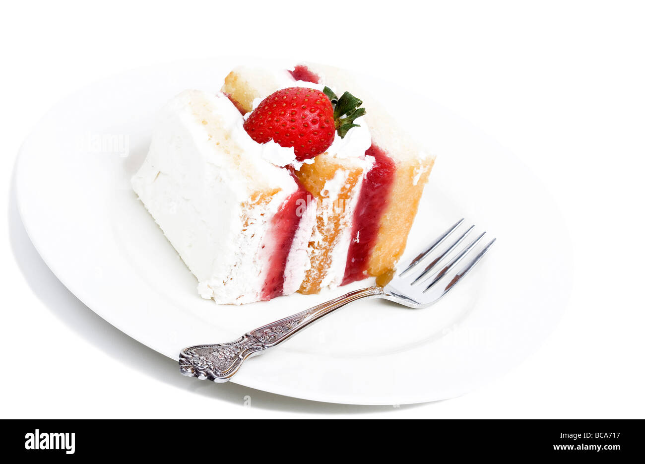 Erdbeer-Sahne-Torte auf einem weißen Hintergrund mit kleinen Schatten Stockfoto