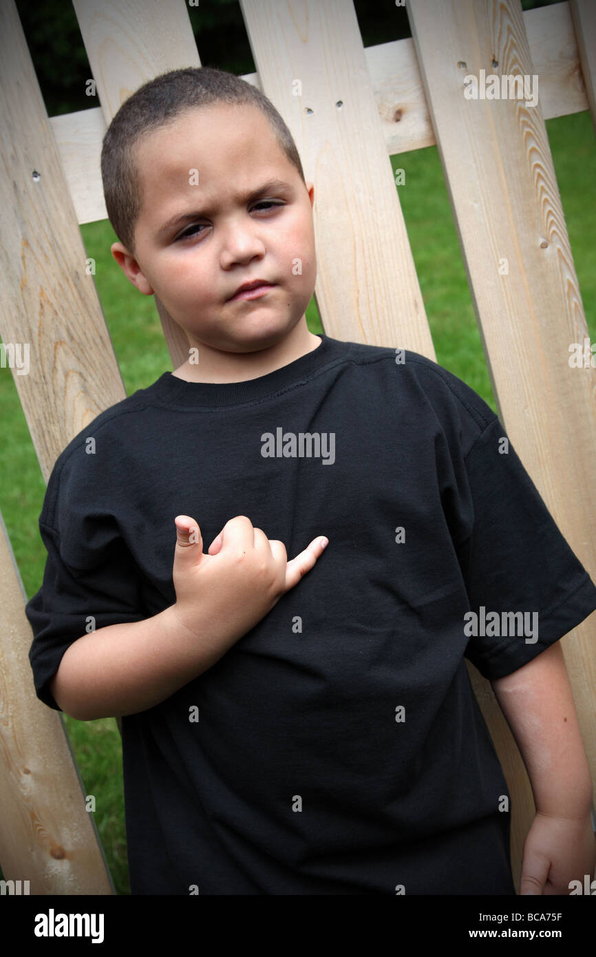 Latino Boy geben Handzeichen Stockfoto